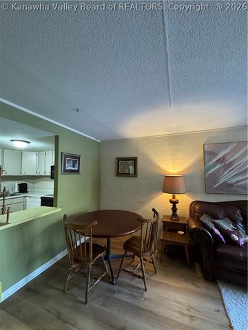 2106 Kanawha Boulevard E 303, Charleston, WV 25311