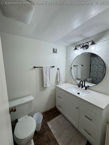 2106 Kanawha Boulevard E 303, Charleston, WV 25311