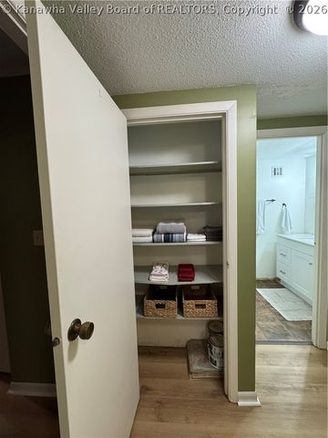 2106 Kanawha Boulevard E 303, Charleston, WV 25311