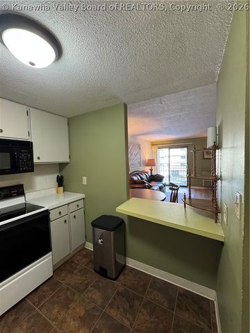 2106 Kanawha Boulevard E 303, Charleston, WV 25311