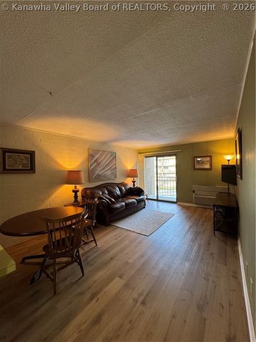 2106 Kanawha Boulevard E 303, Charleston, WV 25311