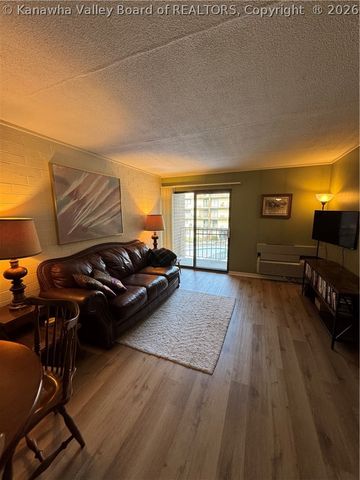 2106 Kanawha Boulevard E 303, Charleston, WV 25311