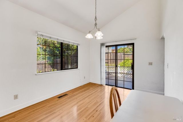 391 Valley Oak Ln, Vallejo, CA 94591