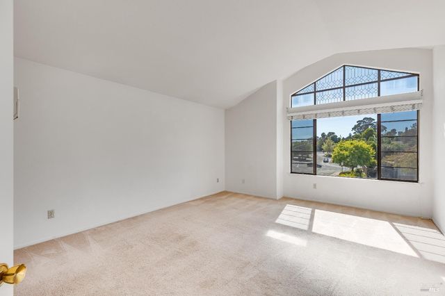 391 Valley Oak Ln, Vallejo, CA 94591