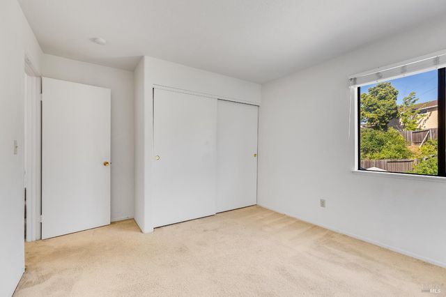 391 Valley Oak Ln, Vallejo, CA 94591