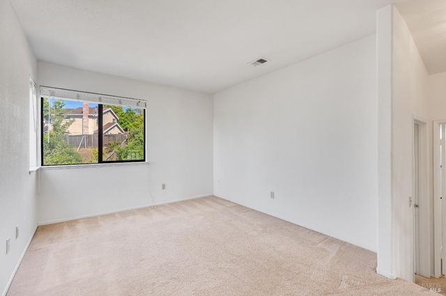 391 Valley Oak Ln, Vallejo, CA 94591