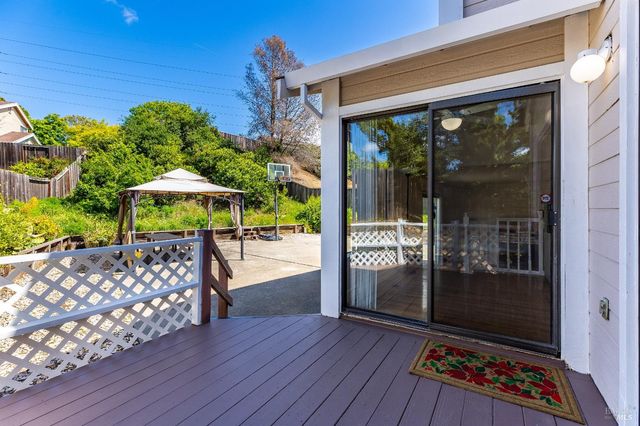 391 Valley Oak Ln, Vallejo, CA 94591