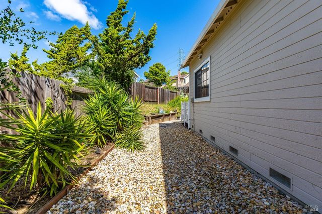 391 Valley Oak Ln, Vallejo, CA 94591