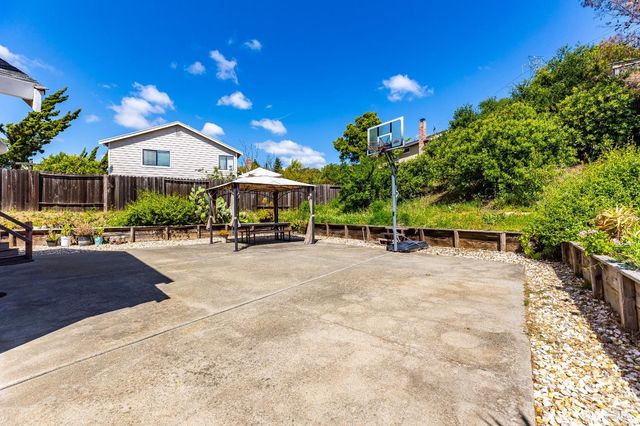 391 Valley Oak Ln, Vallejo, CA 94591