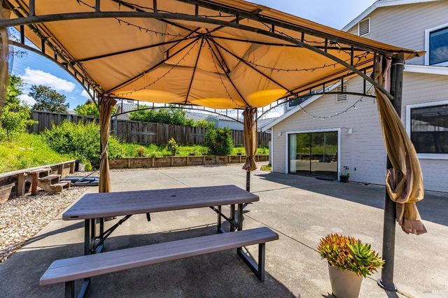 391 Valley Oak Ln, Vallejo, CA 94591