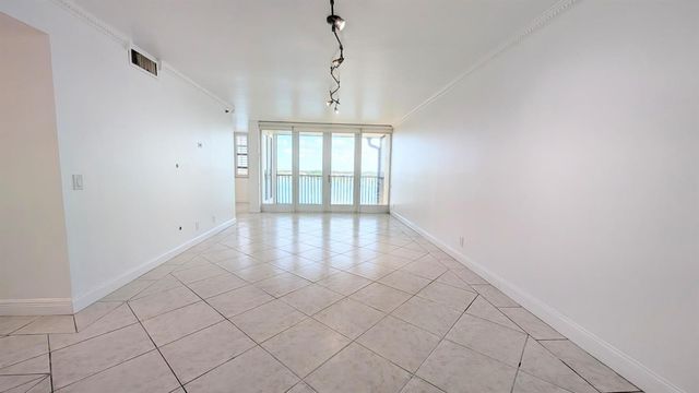105 Lake Emerald 810, Oakland Park, FL 33309