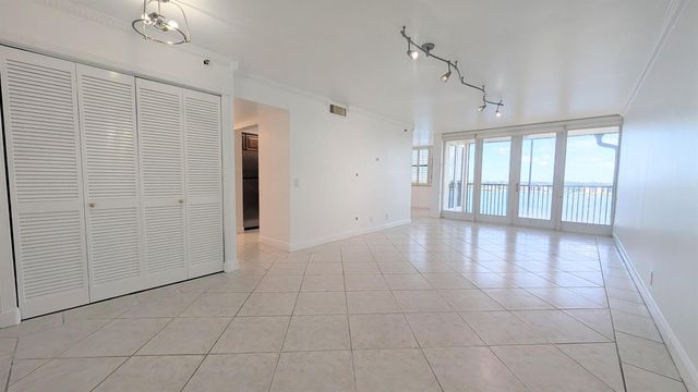 105 Lake Emerald 810, Oakland Park, FL 33309