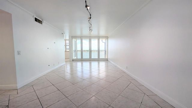 105 Lake Emerald 810, Oakland Park, FL 33309