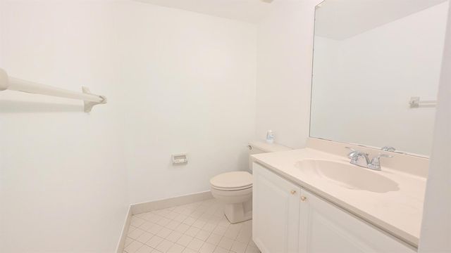 105 Lake Emerald 810, Oakland Park, FL 33309
