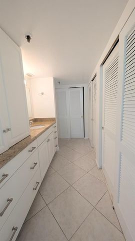 105 Lake Emerald 810, Oakland Park, FL 33309