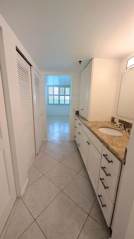 105 Lake Emerald 810, Oakland Park, FL 33309