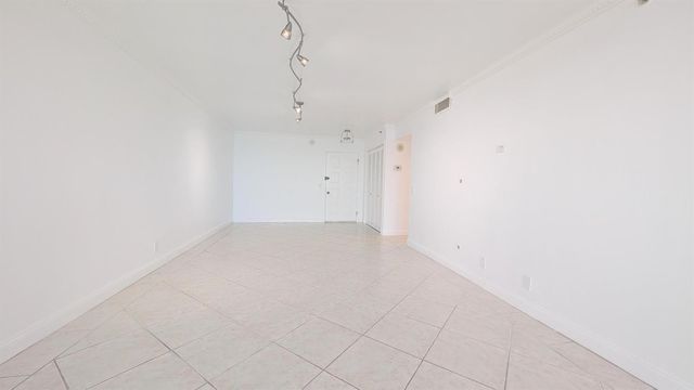 105 Lake Emerald 810, Oakland Park, FL 33309