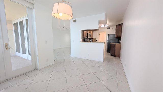 105 Lake Emerald 810, Oakland Park, FL 33309