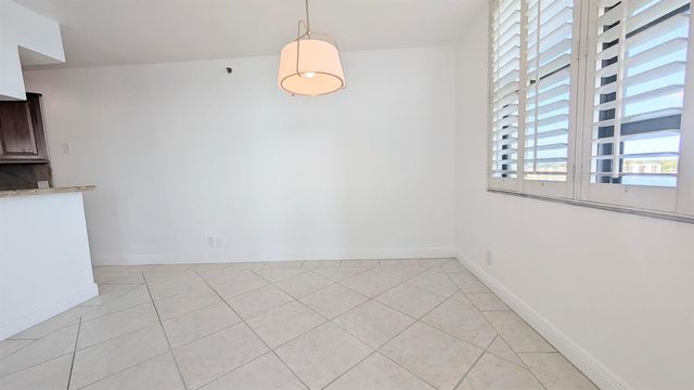 105 Lake Emerald 810, Oakland Park, FL 33309