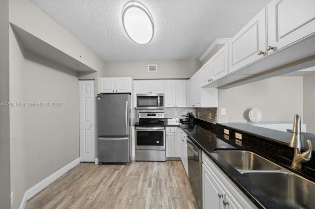 17150 N Bay Road 2913, Sunny Isles Beach, FL 33160