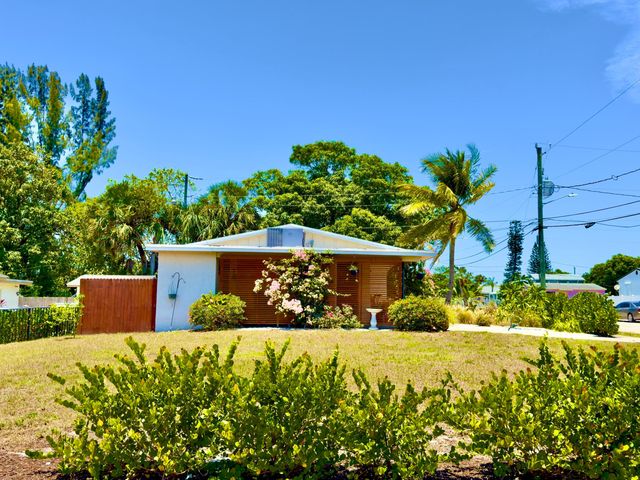 2401 Avenue Q, West Palm Beach, FL 33404