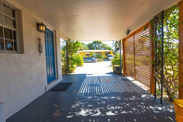 2401 Avenue Q, West Palm Beach, FL 33404