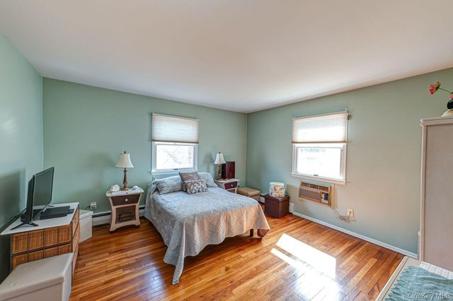 10 Wallace Drive, Plainview, NY 11803