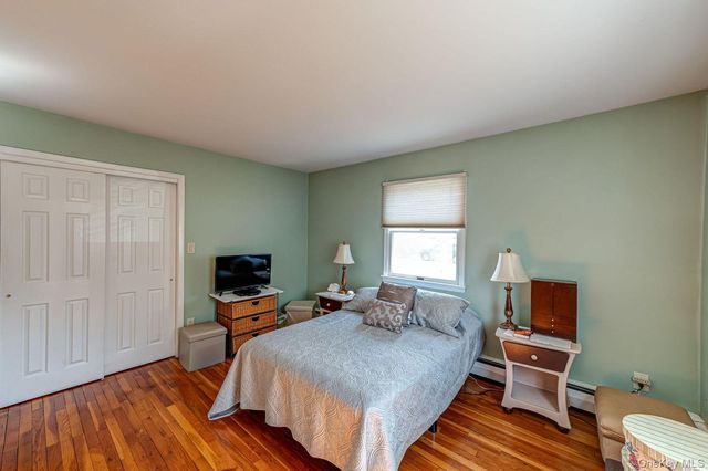 10 Wallace Drive, Plainview, NY 11803