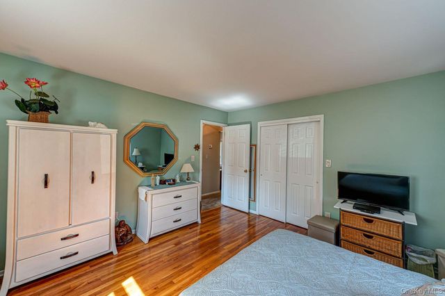 10 Wallace Drive, Plainview, NY 11803