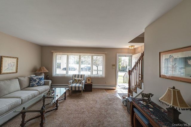 10 Wallace Drive, Plainview, NY 11803