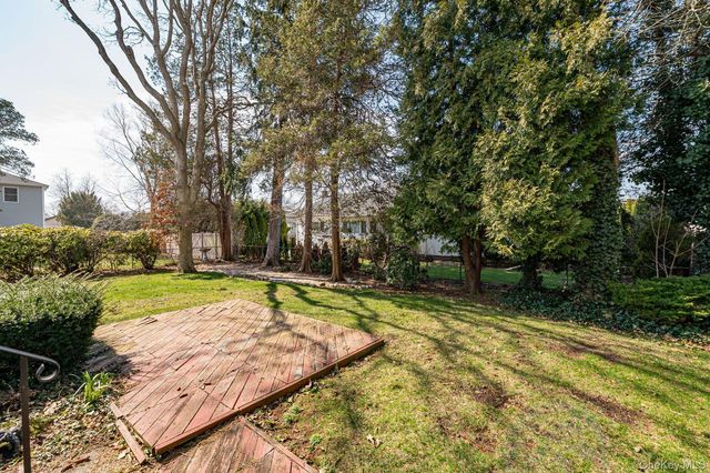 10 Wallace Drive, Plainview, NY 11803