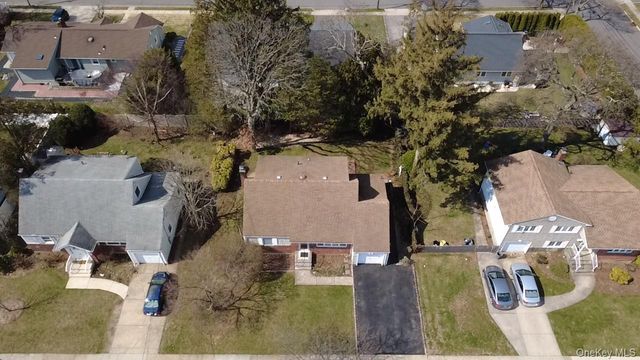 10 Wallace Drive, Plainview, NY 11803