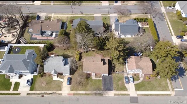 10 Wallace Drive, Plainview, NY 11803