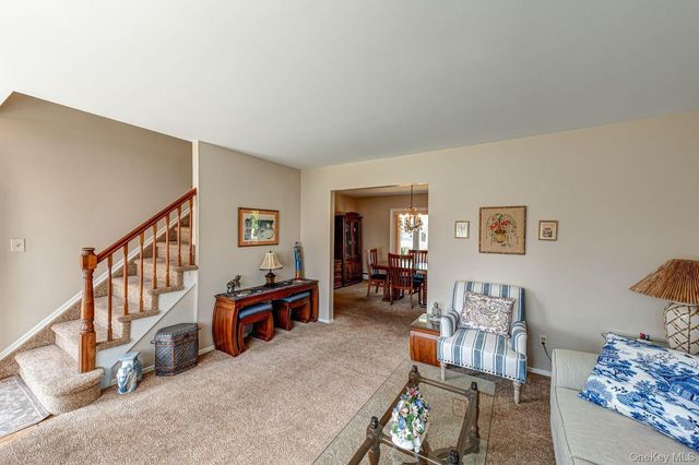 10 Wallace Drive, Plainview, NY 11803