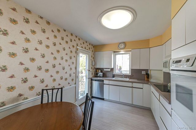 10 Wallace Drive, Plainview, NY 11803