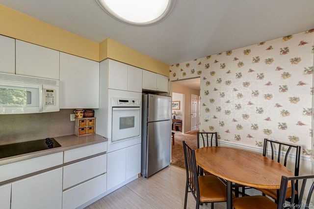 10 Wallace Drive, Plainview, NY 11803