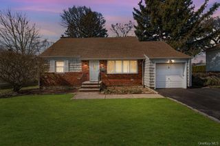 10 Wallace Drive, Plainview, NY 11803