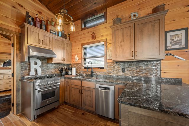 1765 Sugartree Springs Rd, Belvidere, TN 37306