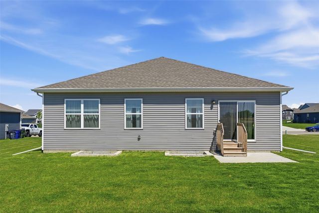 7603 Crossroads Drive SW, Cedar Rapids, IA 52404