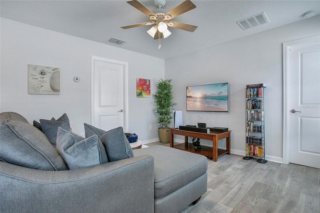 Image 16 of property listing at 11879 FICTION AVENUE, Orlando, FL 32832