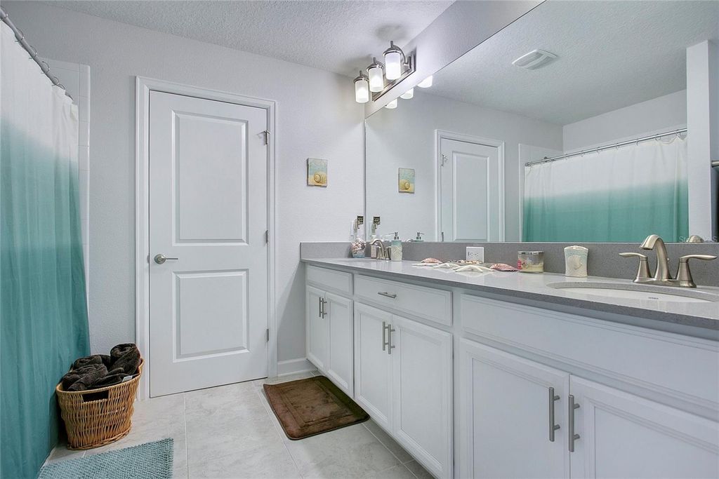 Image 20 of property listing at 11879 FICTION AVENUE, Orlando, FL 32832