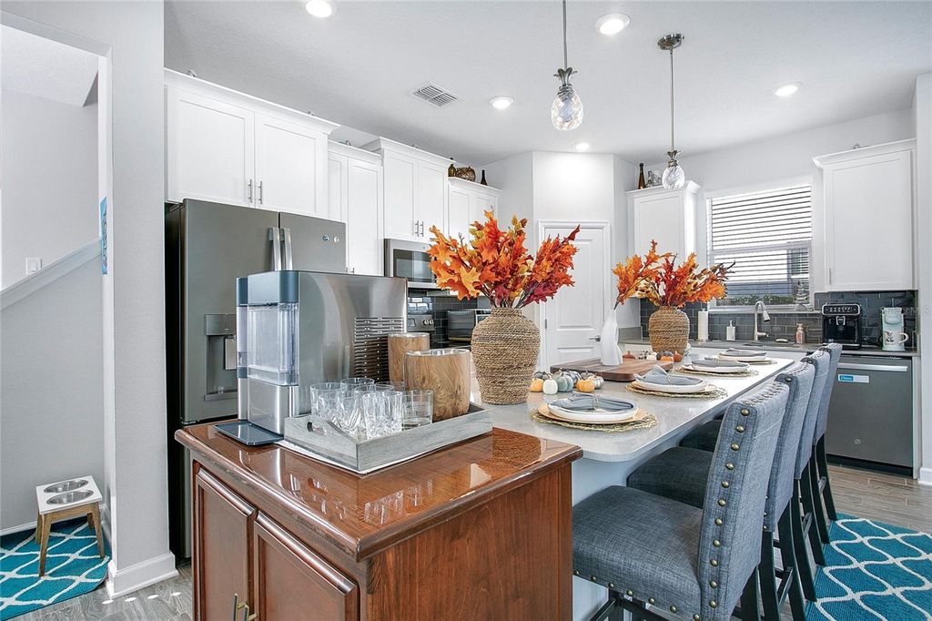 Image 6 of property listing at 11879 FICTION AVENUE, Orlando, FL 32832