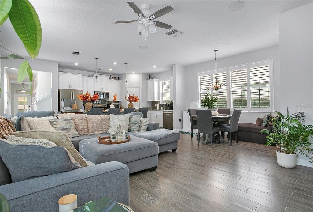 Image 8 of property listing at 11879 FICTION AVENUE, Orlando, FL 32832