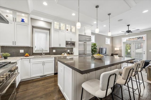 1655 W Carmen Avenue, Chicago, IL 60640