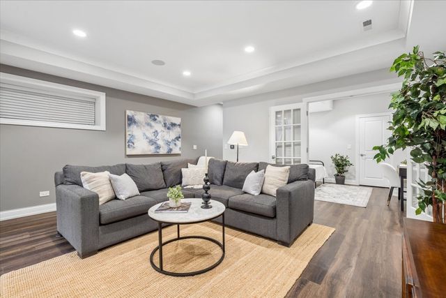 1655 W Carmen Avenue, Chicago, IL 60640