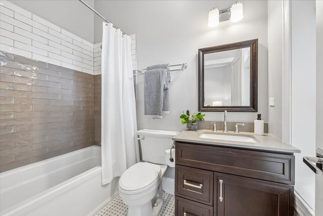1655 W Carmen Avenue, Chicago, IL 60640