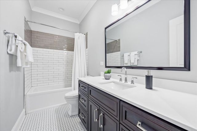 1655 W Carmen Avenue, Chicago, IL 60640