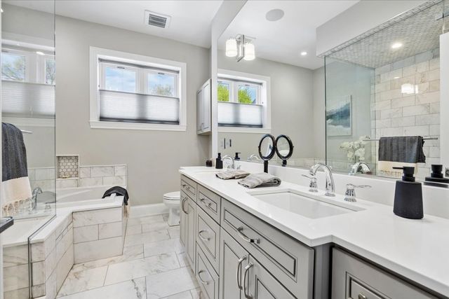 1655 W Carmen Avenue, Chicago, IL 60640