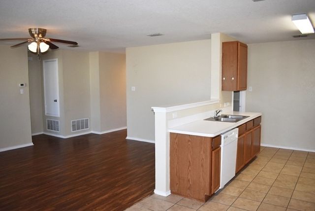 1421 Queens Brook Lane, Fort Worth, TX 76140