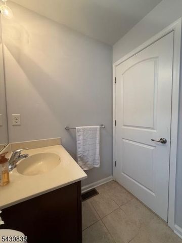33 Ronald Dr, Franklin Twp., NJ 08873